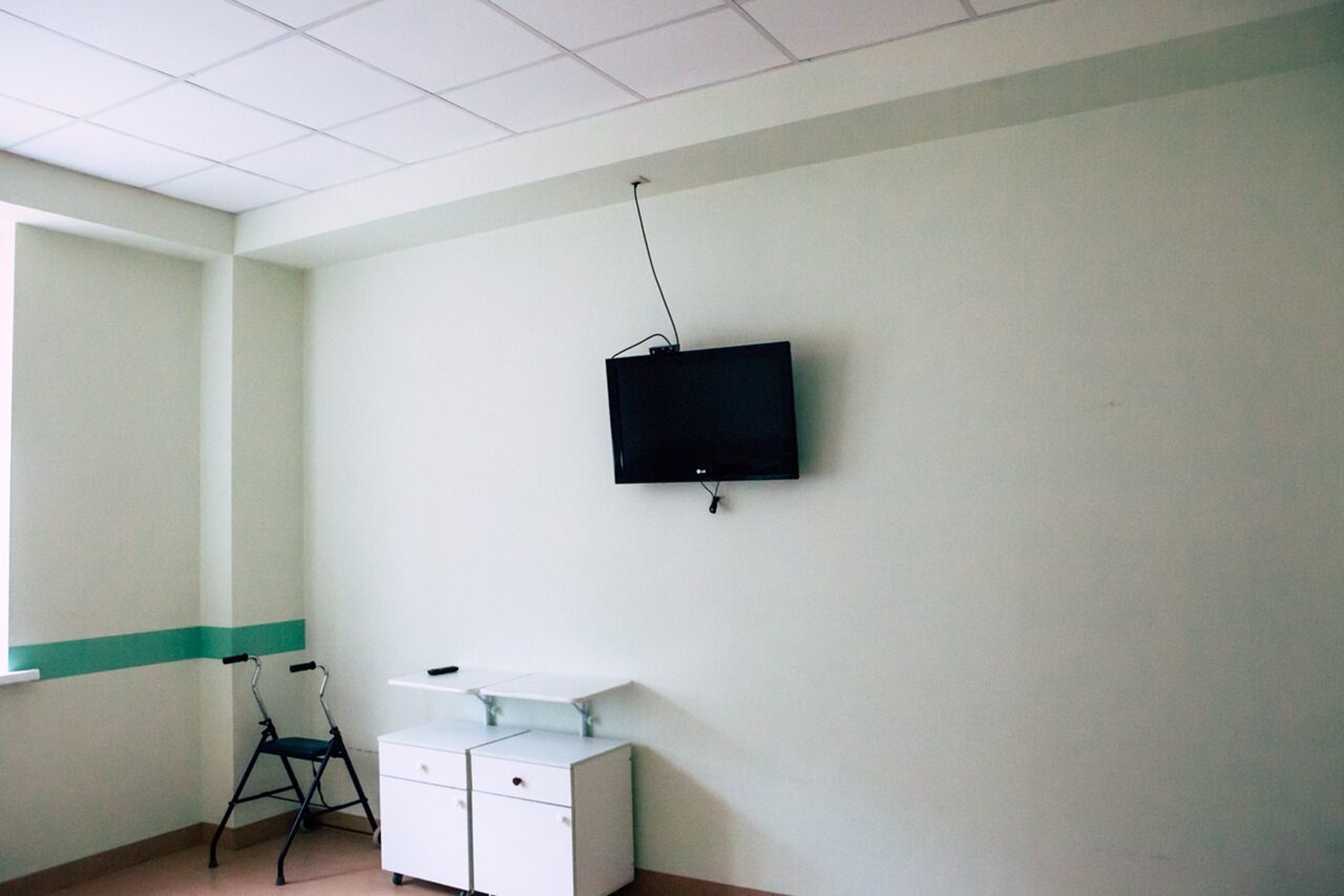 палата с телевизором